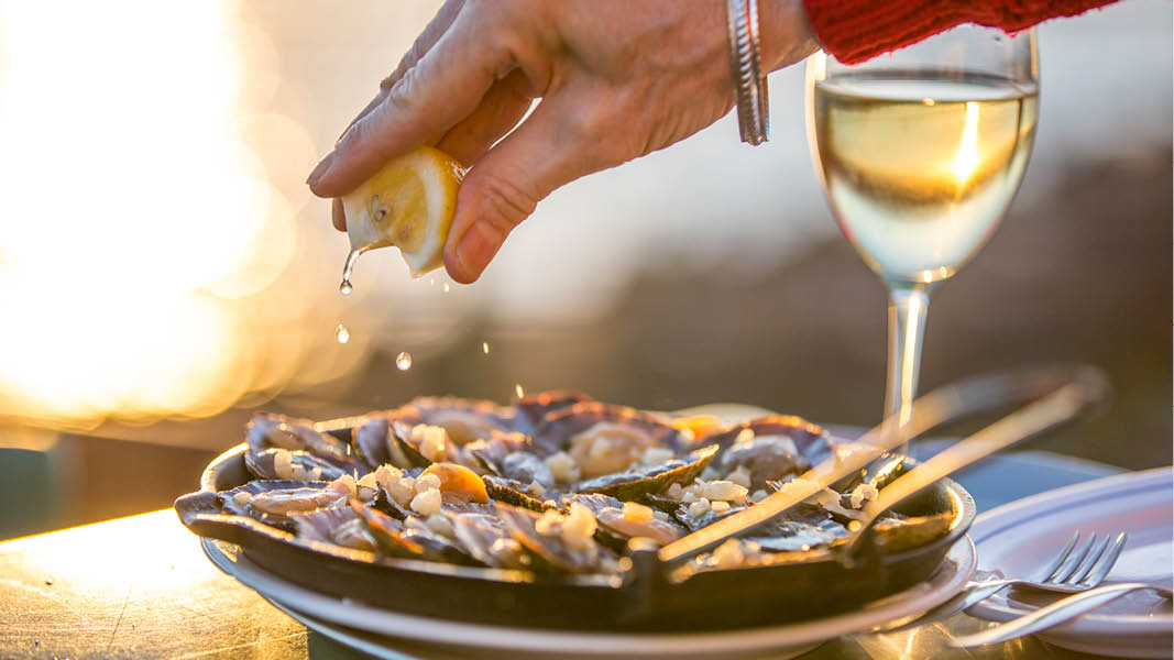 skaldjur och vitt vin p resa till madeira